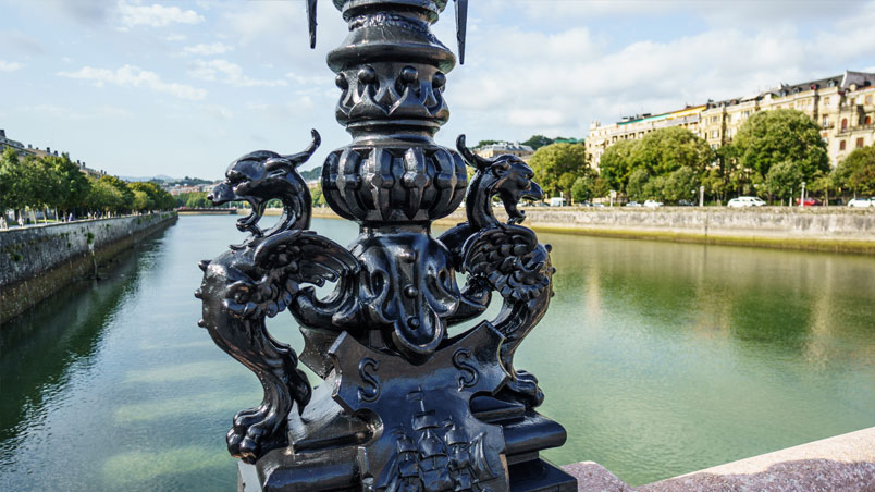 Figures d'animaux mythologiques sur la balustrade du pont María Cristina à Saint-Sébastien