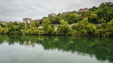 View of the river Urumea from the vicinity of the Astiñene bridge