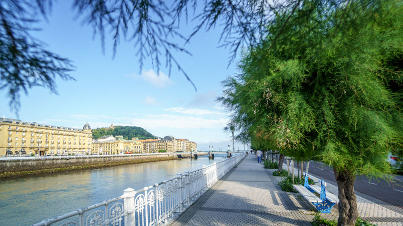 tamarices donostia junto al rio Urumea con el punte del Kursaal