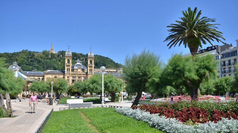 Donostiako udaletxearen aurrealdean dauden Alderdi Eder lorategiak