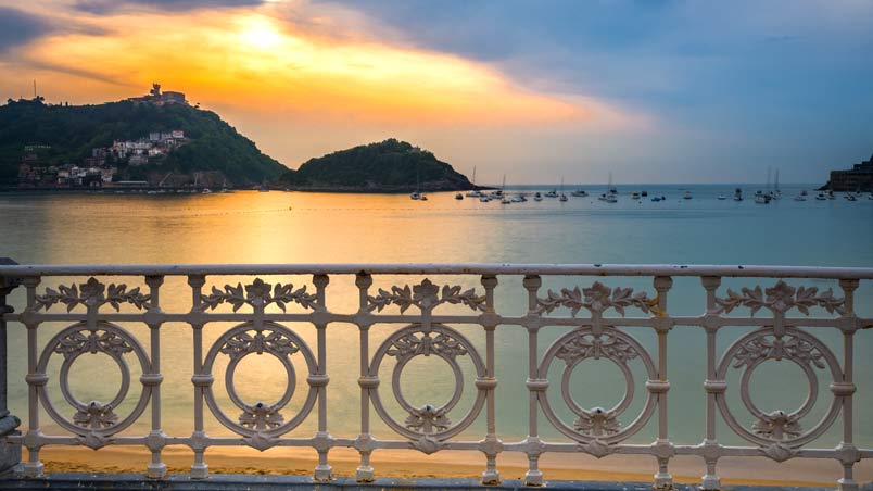 Coucher de soleil sur la promenade de La Concha, île de Santa Clara et mont Igeldo