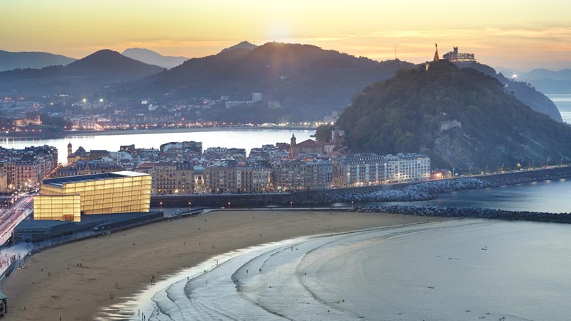 Zurriola hondartza, Kursaal zentroa eta Urgull mendia