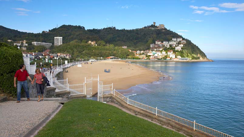 Vista de la Playa de Ondarreta y el monte Igueldo desde los jardines del Palacio de Miramar