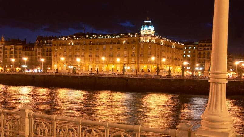 Maria Cristina hotelaren gaueko ikuspegia