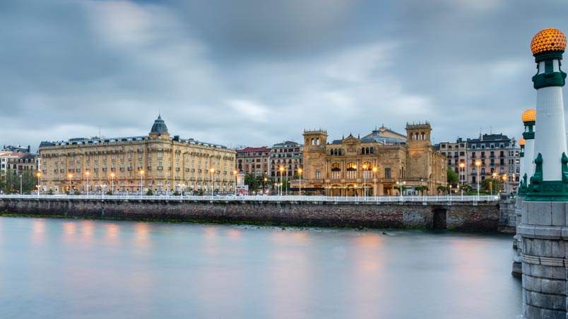 Vue de l’hôtel Maria Cristina et du théâtre Victoria Eugenia au coucher du soleil