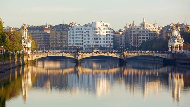 Full view of the María Cristina Bridge