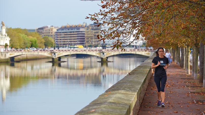 Promenade Arbol de Gernika avec le pont María Cristina en arrière-plan