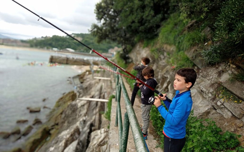 Enfants entrain de pêcher