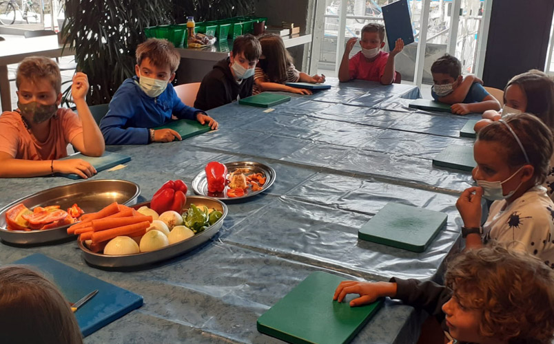 Enfants qui preparent un lunch