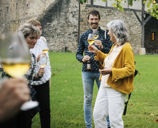 Personas realizando la cata de sidra