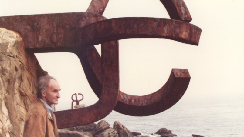 Eduardo Chillida junto a Peine del viento Foto Archivo Eduardo Chillida