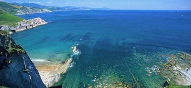 Playa de Itzurun con el mar al fondo