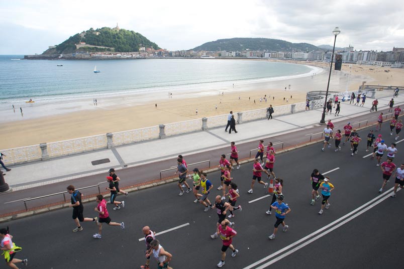 Marathoniens arrivant au quartier d'Antiguo. Derrière eux se trouve la baie de Concha