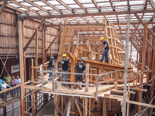 Ouvriers du musée-chantier naval d'Albaola