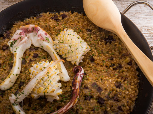 Riz au calmar cuit au restaurant Ni Neu