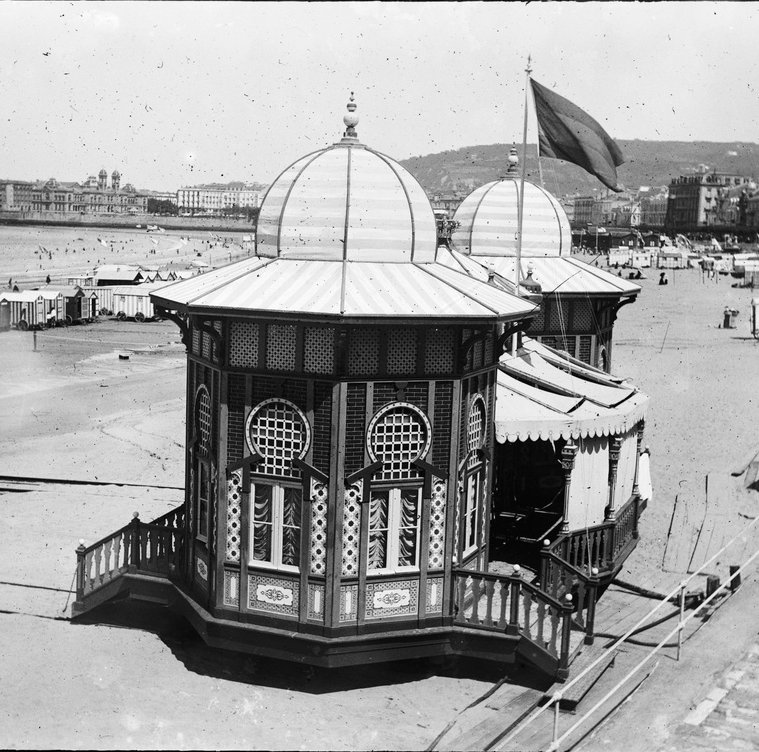 Caseta Real de baños en la playa de la Concha