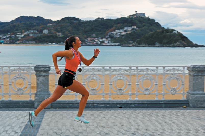 mujer corriendo por el paseo de la Concha