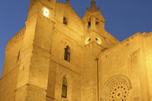 Vista nocturna de la iglesia de San Vicente