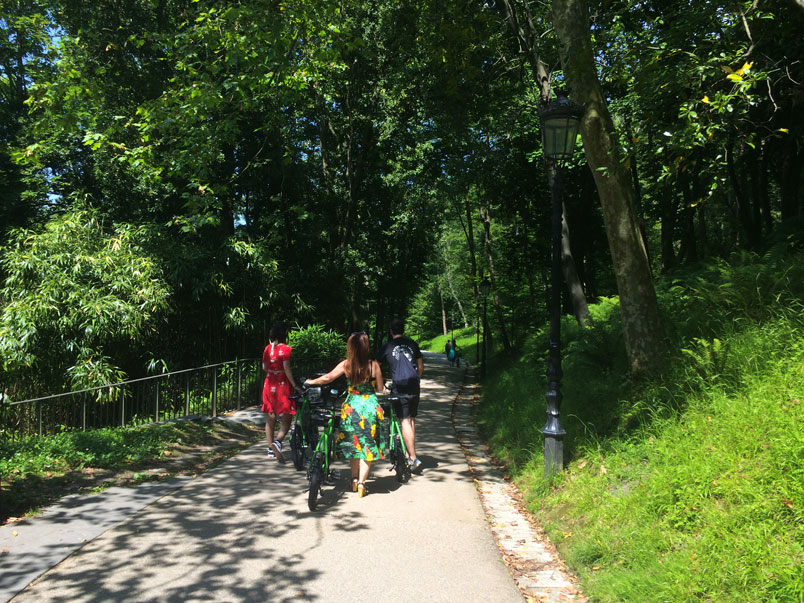 barrios-ss-bici-cristina-enea-andando