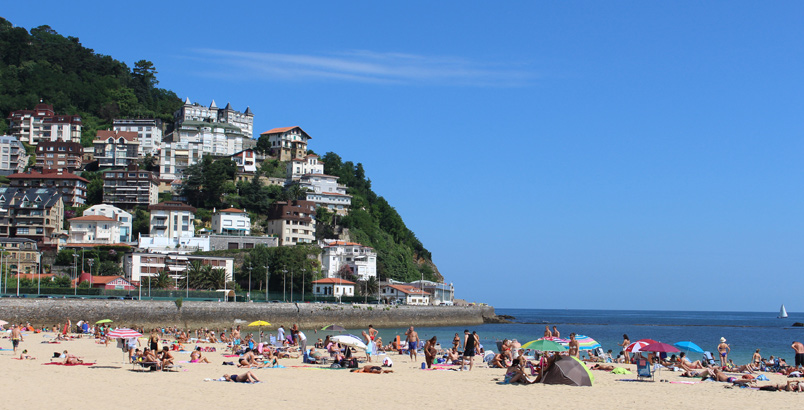 Playa de Ondarreta con el Monte Igeldo al fondo