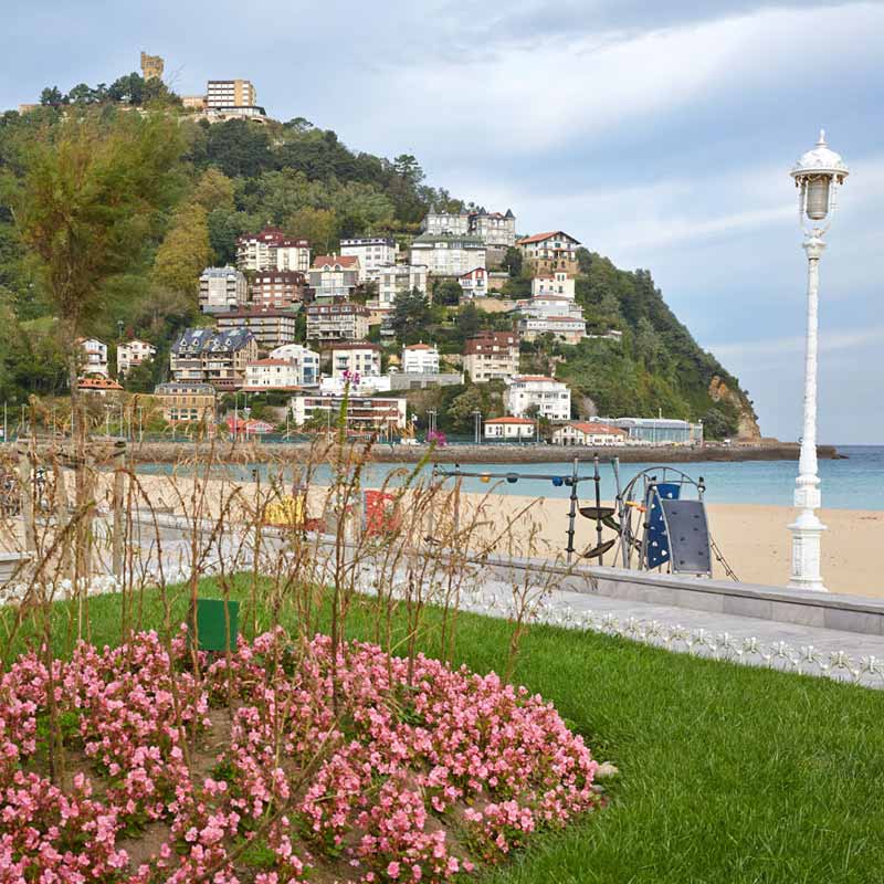 Jardines junto a la Playa de Ondarreta