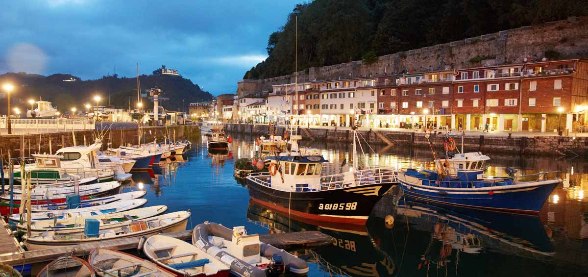 El Puerto pesquero de San Sebastián al atardecer