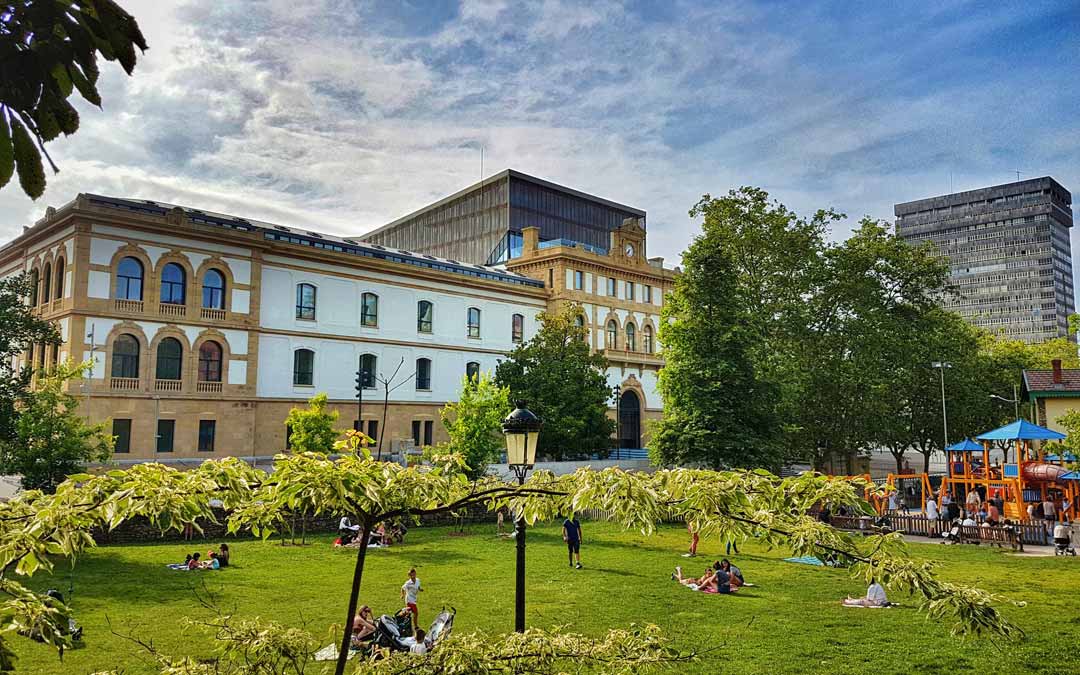 Egia. Relaxing at Cristina Enea Park, in front of the Tabakalera.