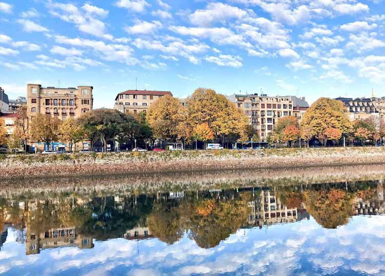 Amara - Immeubles du Paseo del Árbol à Gernika, le long de la rivière Urumea