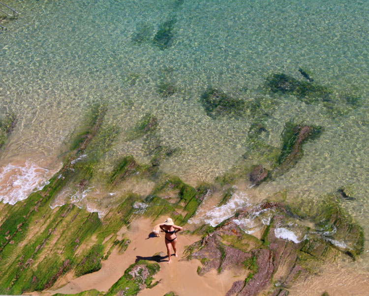 Vista cenital de una mujer en la orilla de la playa