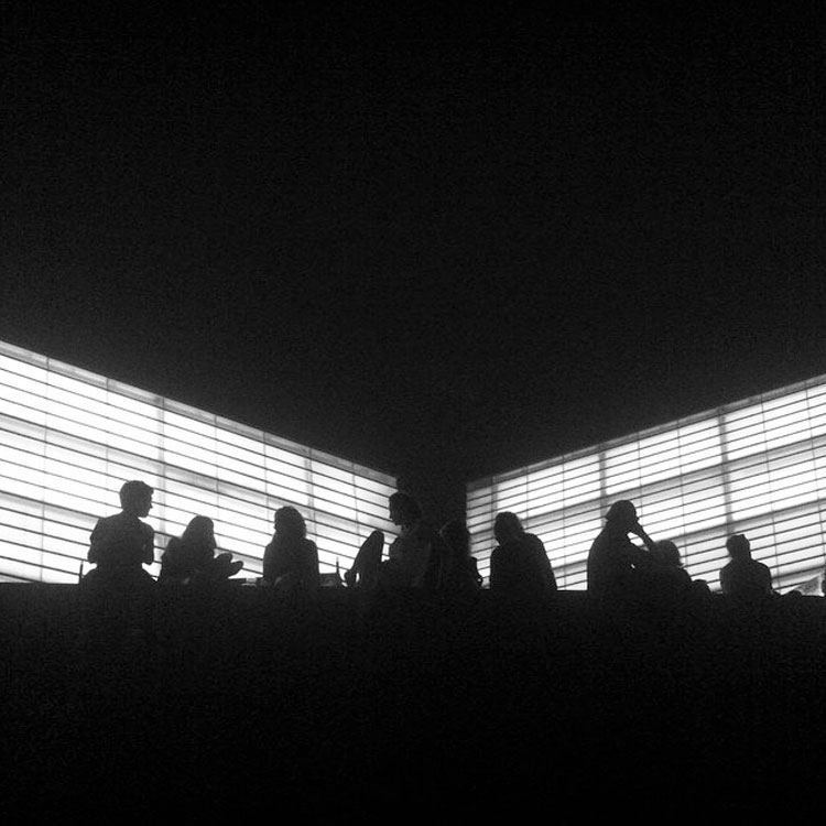 Gros gente frente al Kursaal en blanco y negro