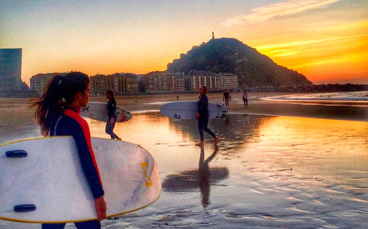 Gros gente haciendo Surf en playa Zurriola