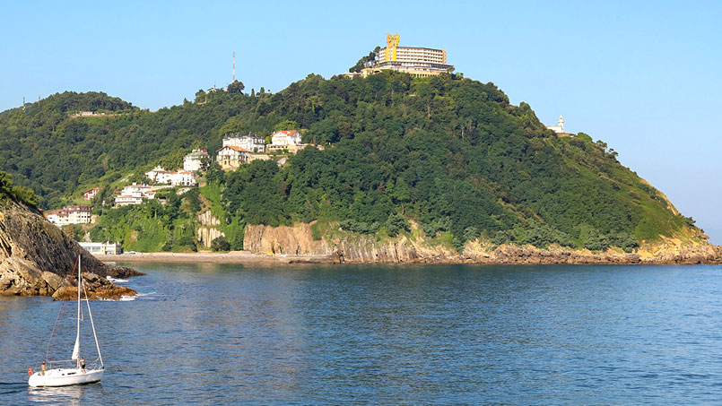 Monte Igeldo desde el Mar Cantábrico