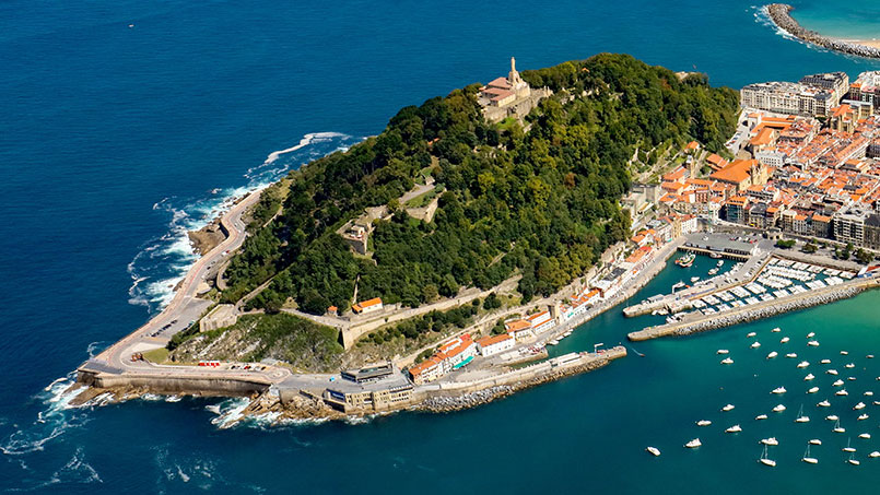 Vista aÃ©rea del Monte Urgull y el Puerto de San Sebastian